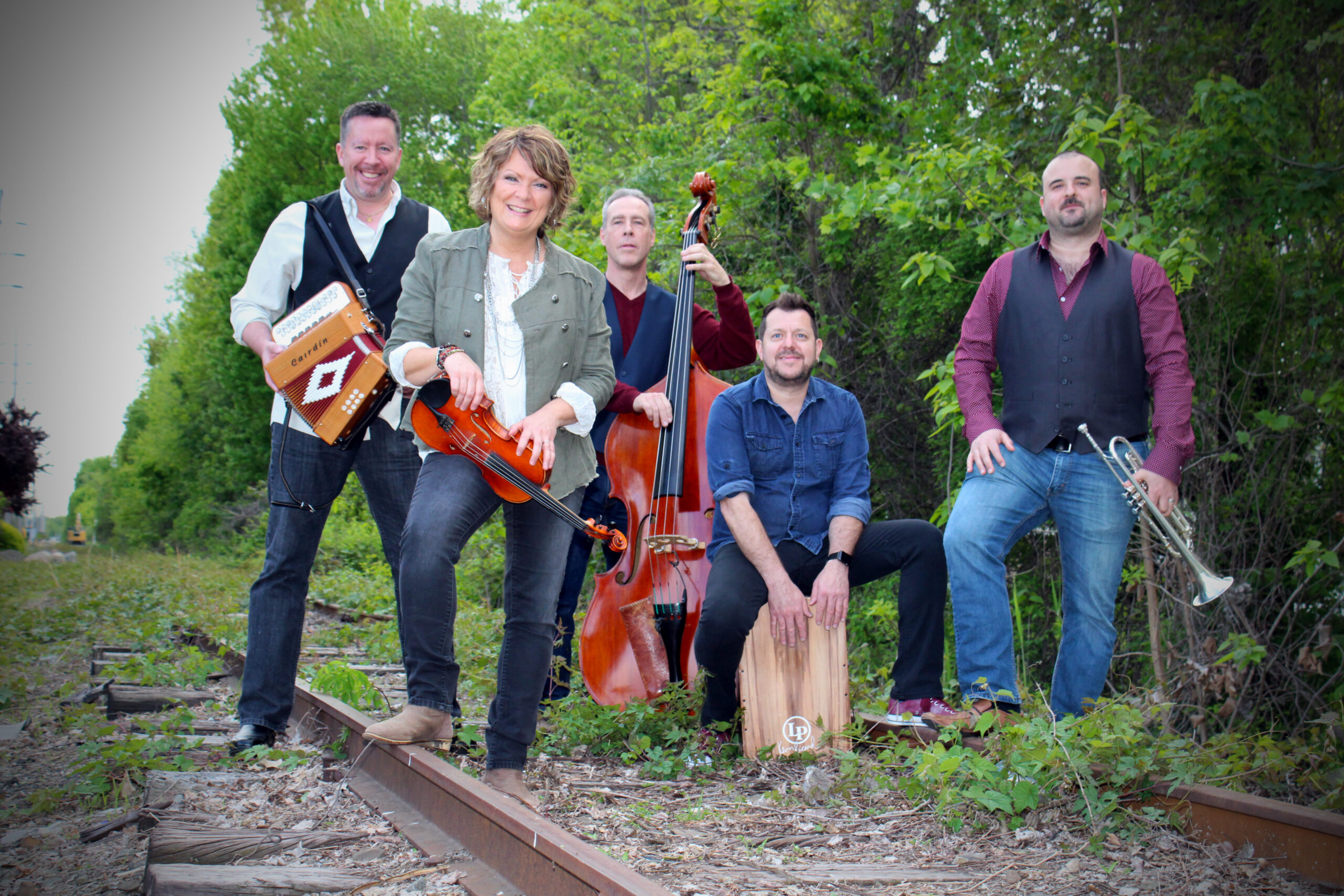 Eileen Ivers and Band posed photo