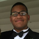 Photograph of a young African American student, graduate of the EOF Program (Class of 2020). | Fotografía de joven estudiante afroamericano, egresado del Programa EOF (Clase 2020).