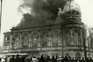 Börnerplatz Synagogue in Frankfurt burns on Kristallnacht