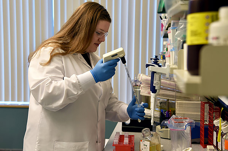 Ramapo alumna doing research in the lab