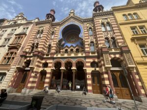 A large synagogue on a busy street