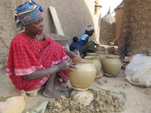 Photo of Awa Jan Sogodogo making pots